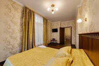 Гостевой дом Версаль Архипо-Осиповка Двухкомнатный номер с балконом-1